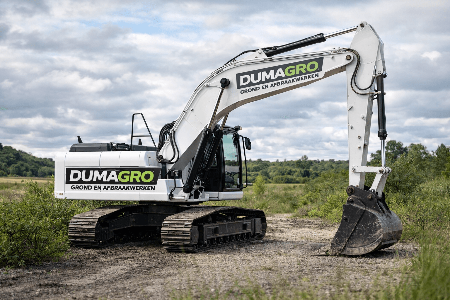 Dumagro kraan op bedrijfsterrein